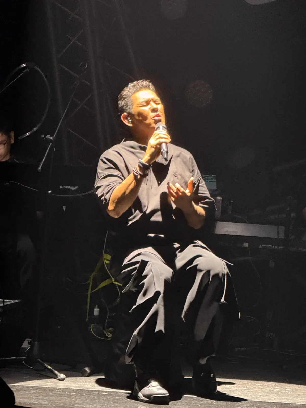 The concert’s most affecting moments came with his tender renditions of “Gaya ng Dati” and “Sana Maulit Muli.”