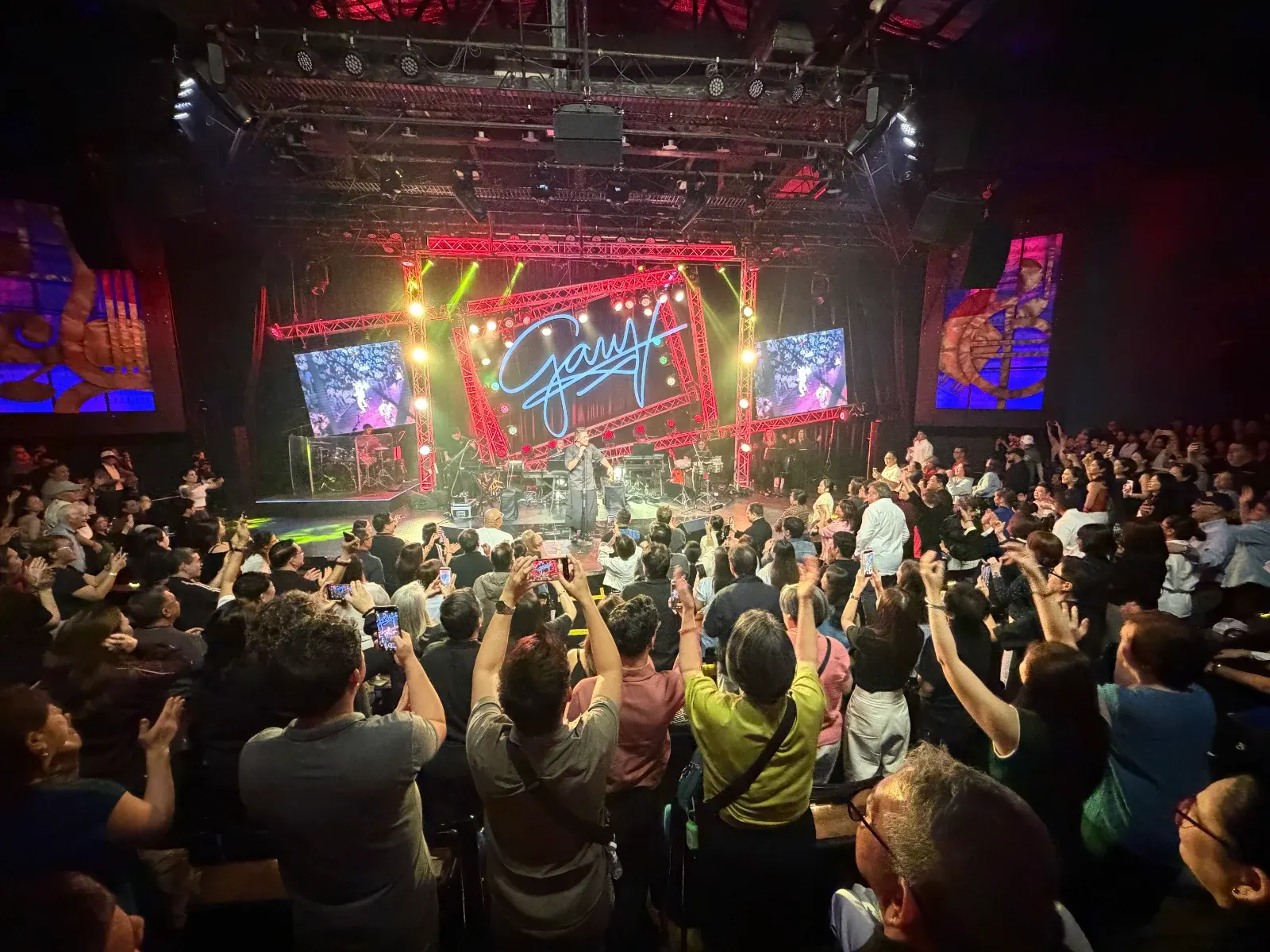 The jampacked Gary V concert at the Music Museum